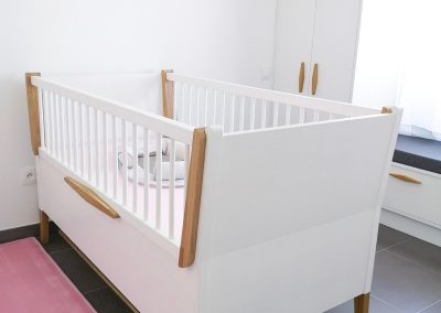 Lit-bébé-sur-mesure-en-bois